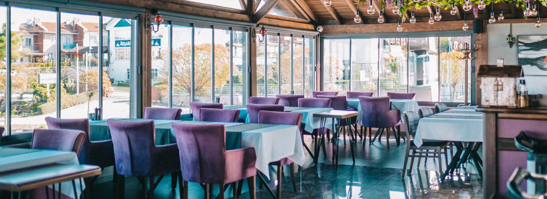 İskenderoğlu Steak Restaurant — deniz manzaralı salon